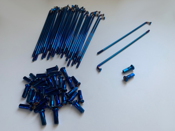 Set: Speichen mit Nippel - 143,5mm M3,5 in blau - für 16 Zoll